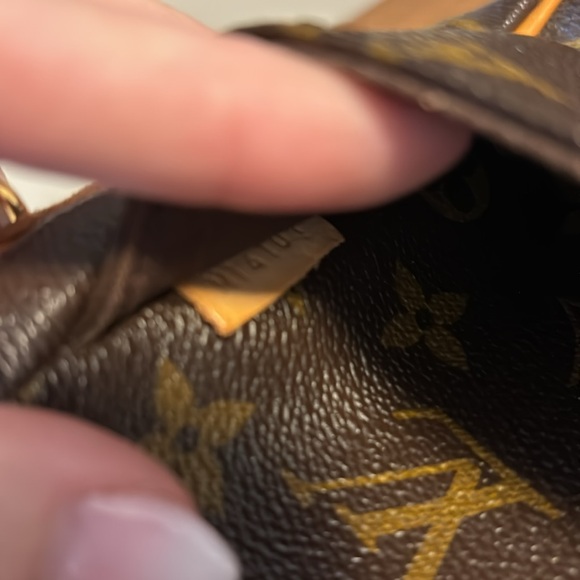 Louis Vuitton Menilmontant MM - Picture 9 of 13